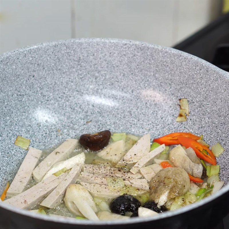 Bước 5 Xào các nguyên liệu Mì xào giòn chay rau cải