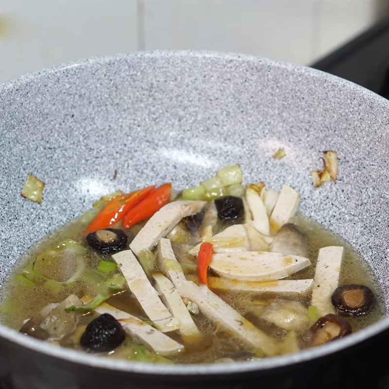 Bước 5 Xào các nguyên liệu Mì xào giòn chay rau cải