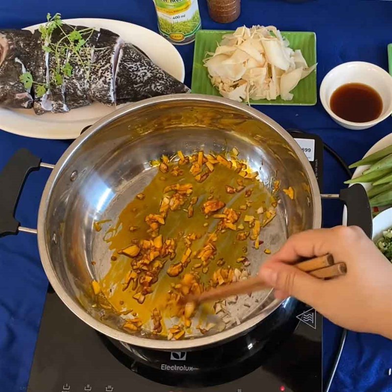 Bước 3 Xào các nguyên liệu Lẩu cá mú măng chua