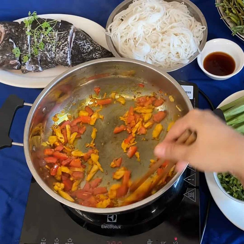 Bước 3 Xào các nguyên liệu Lẩu cá mú măng chua