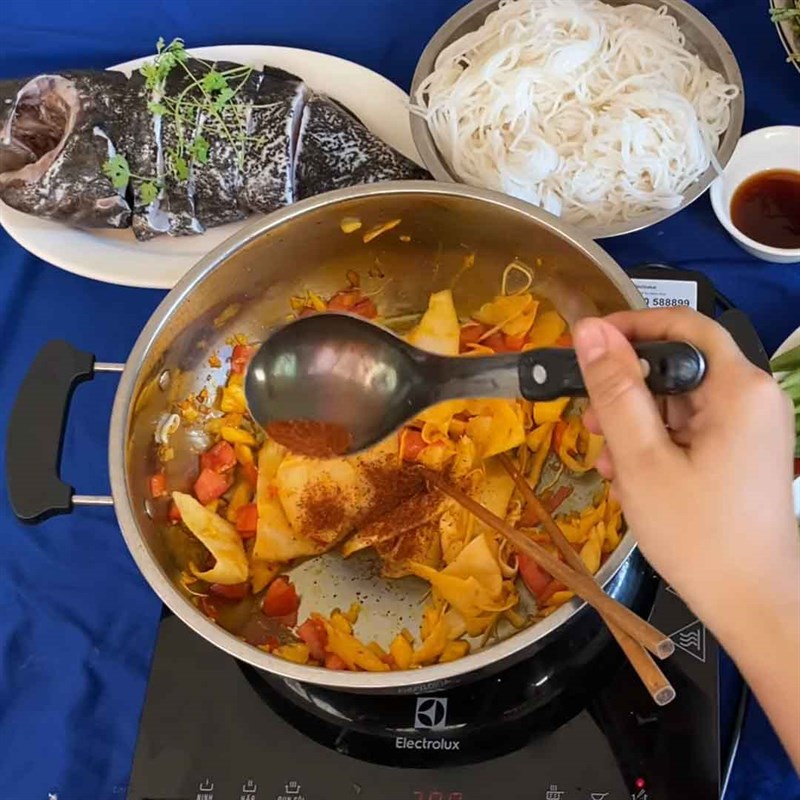 Bước 3 Xào các nguyên liệu Lẩu cá mú măng chua