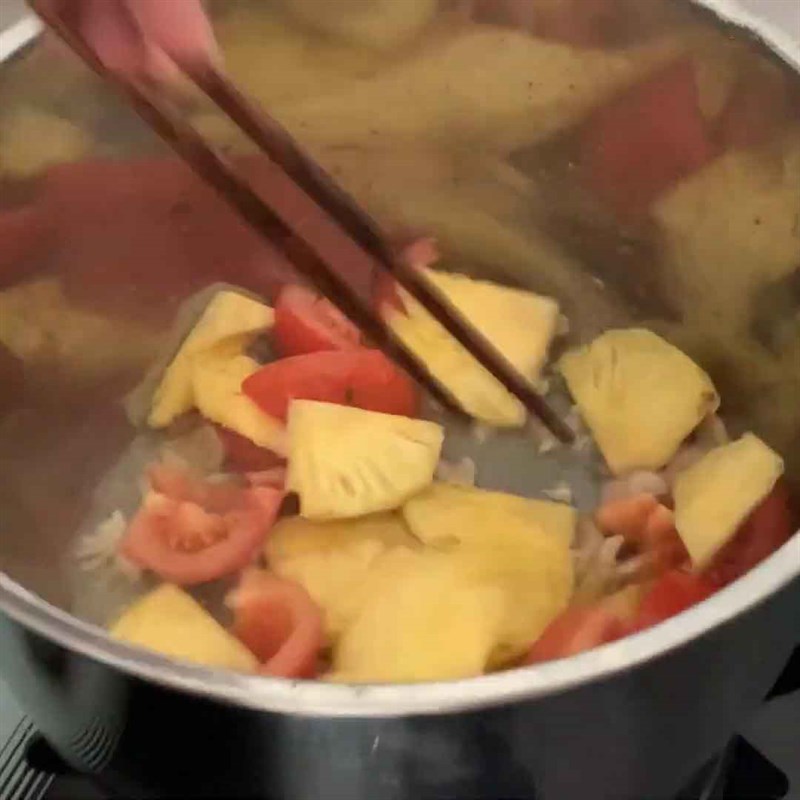 Bước 3 Xào các nguyên liệu Lẩu cá mú chua cay