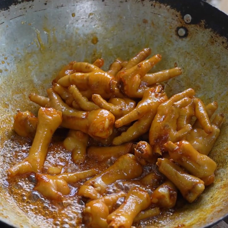 Bước 4 Xào chân gà với nước màu Chân gà kho cay