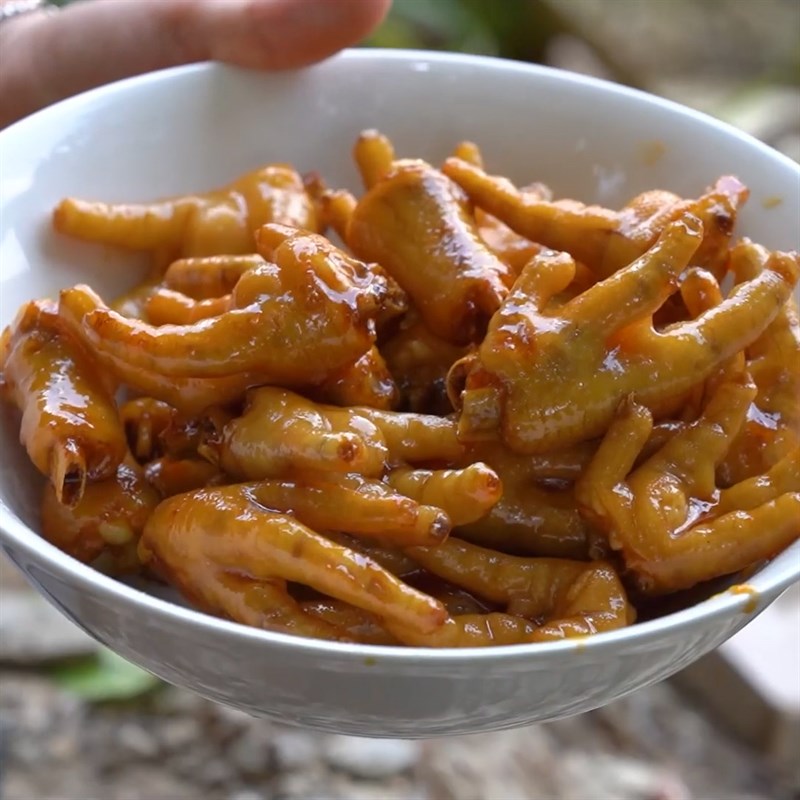 Bước 4 Xào chân gà với nước màu Chân gà kho cay