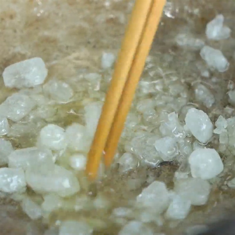 Bước 4 Xào chân gà với nước màu Chân gà kho cay