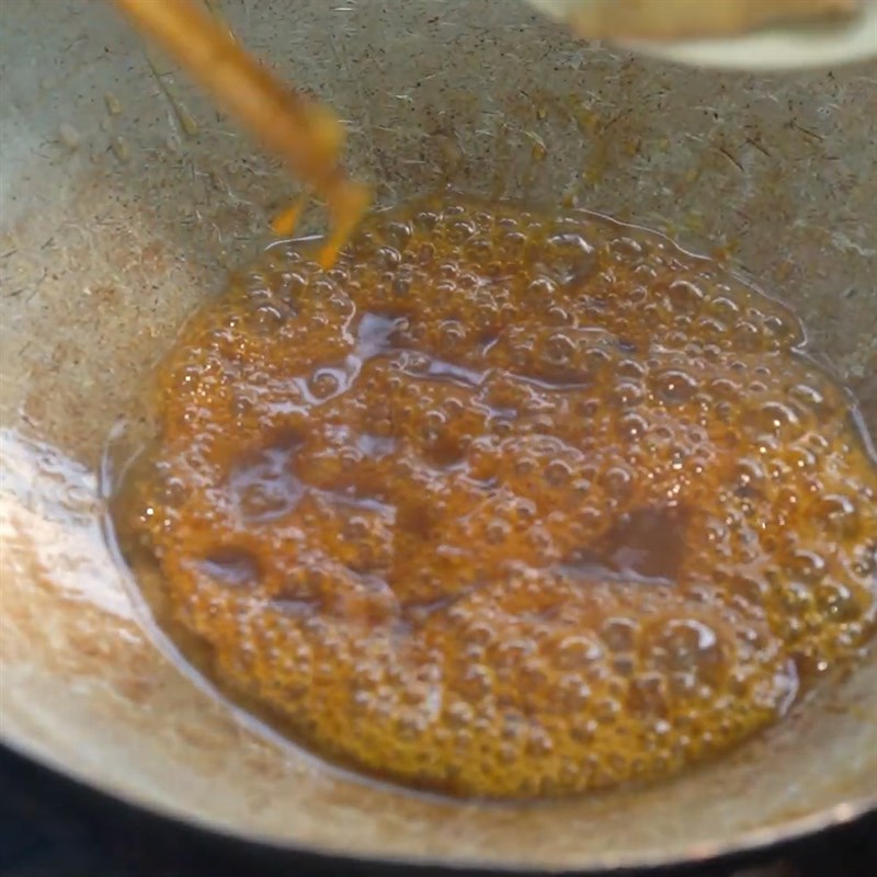 Bước 4 Xào chân gà với nước màu Chân gà kho cay