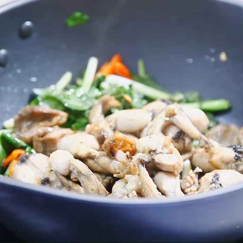 Bước 3 Xào ếch với lá lốt Ếch xào lá lốt