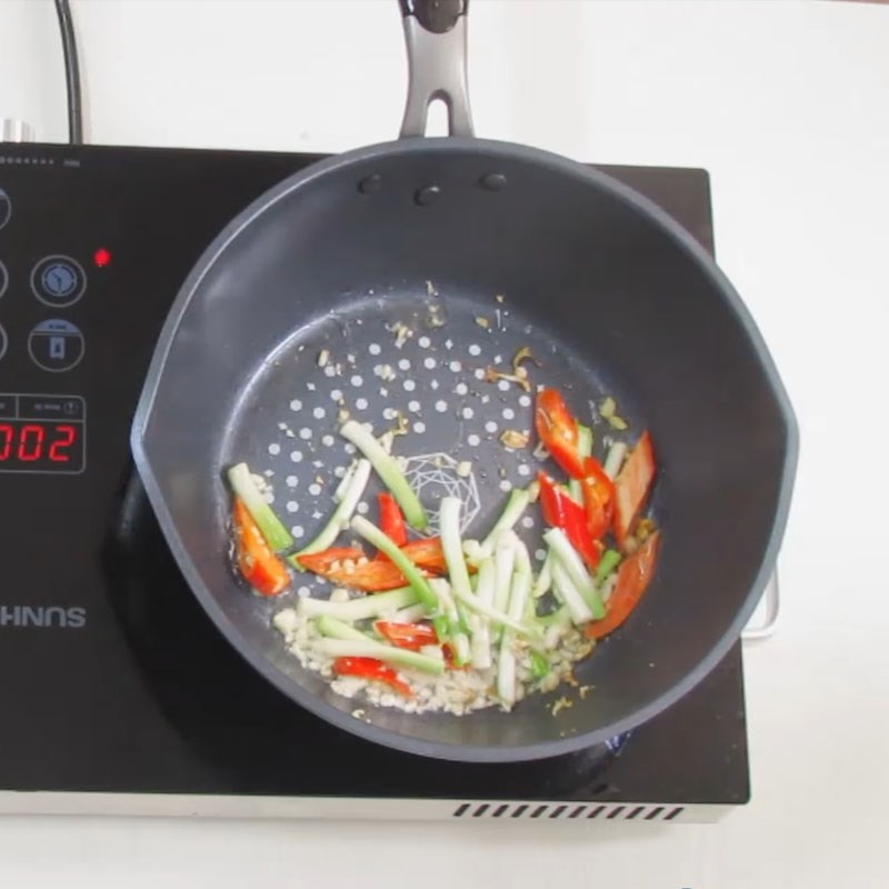 Bước 3 Xào ếch với lá lốt Ếch xào lá lốt