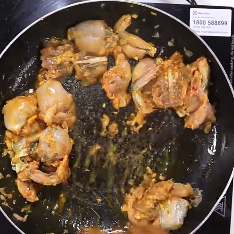 Bước 3 Xào ếch với tía tô Ếch xào lá tía tô