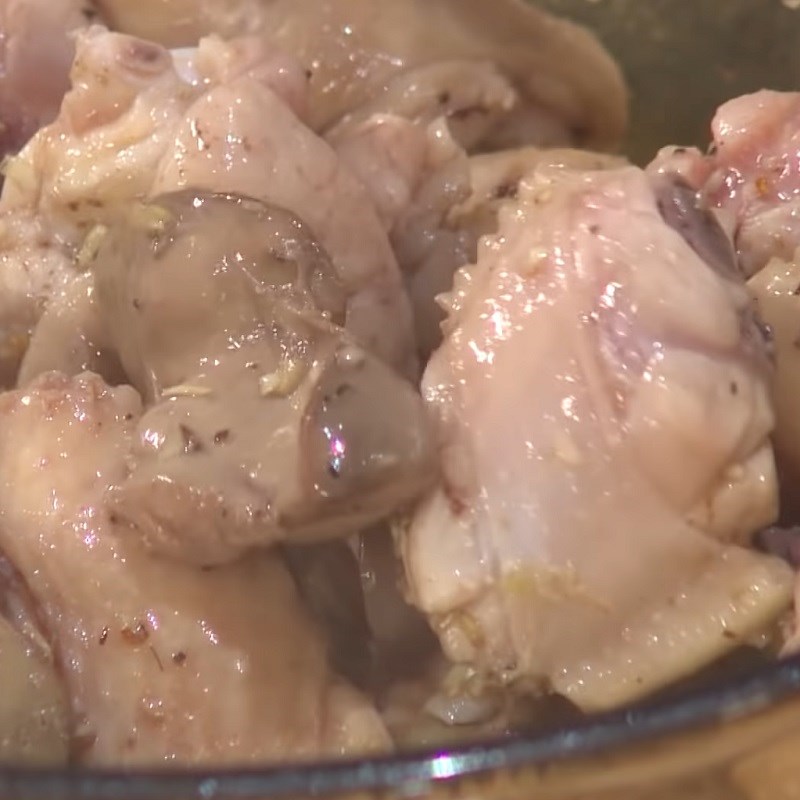 Bước 3 Xào gà và lòng Canh gà nấu Thái