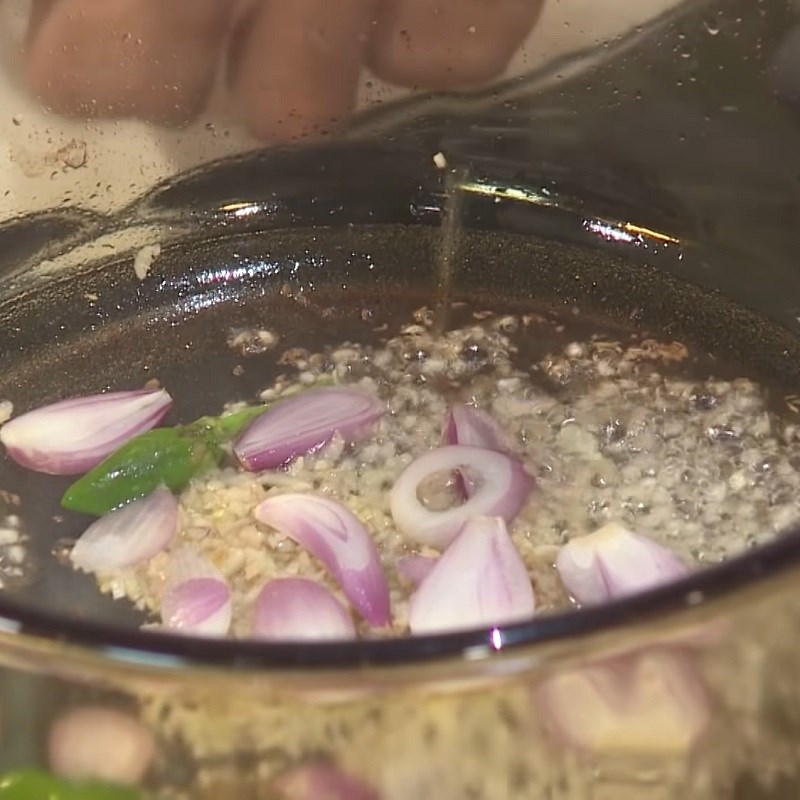 Bước 3 Xào gà và lòng Canh gà nấu Thái