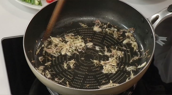Bước 3 Xào gân bò Gân bò xào sả ớt