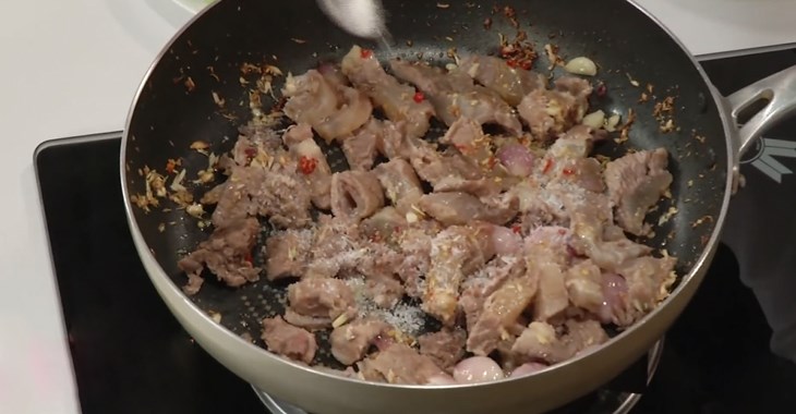 Bước 3 Xào gân bò Gân bò xào sả ớt