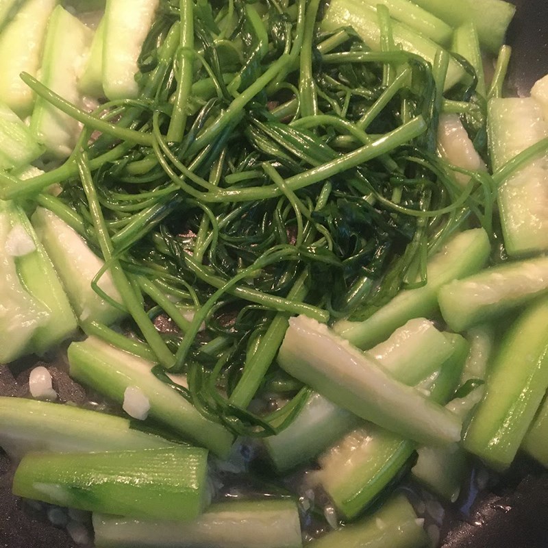 Bước 2 Xào mướp với rau muống Rau muống xào mướp hương