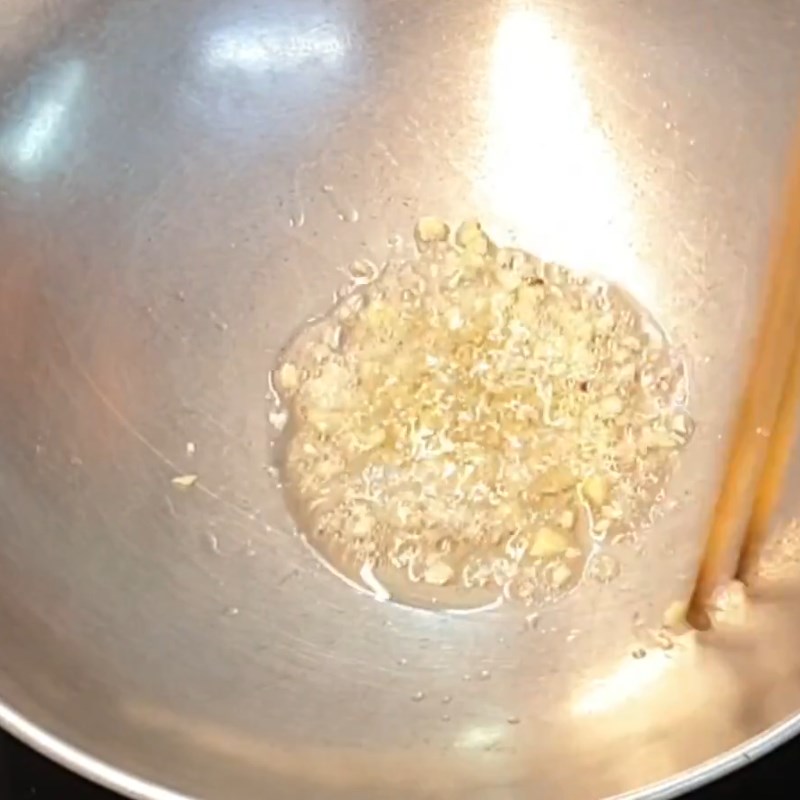 Bước 4 Xào nấm Cháo gà nấm rơm