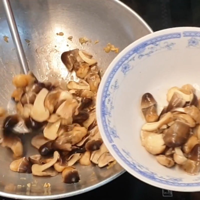 Bước 4 Xào nấm Cháo gà nấm rơm