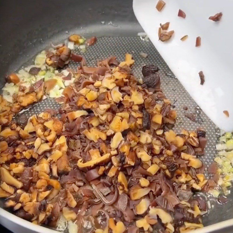 Bước 3 Xào nấm Xôi mặn chay (Công thức được chia sẻ bởi Tiktok Bếp chay XANH)