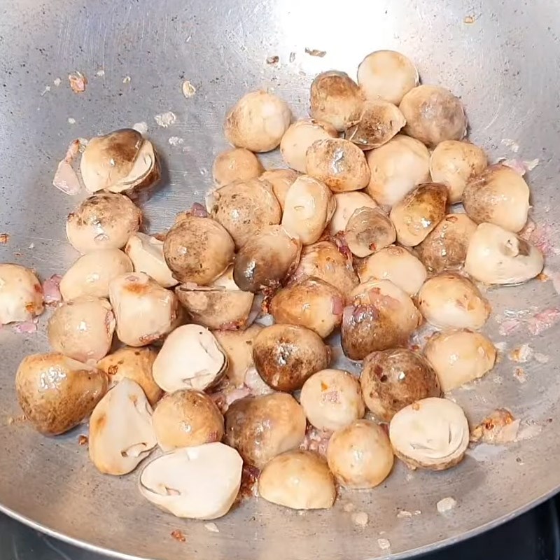 Bước 4 Xào nấm và đậu hũ Hủ tiếu bò kho chay