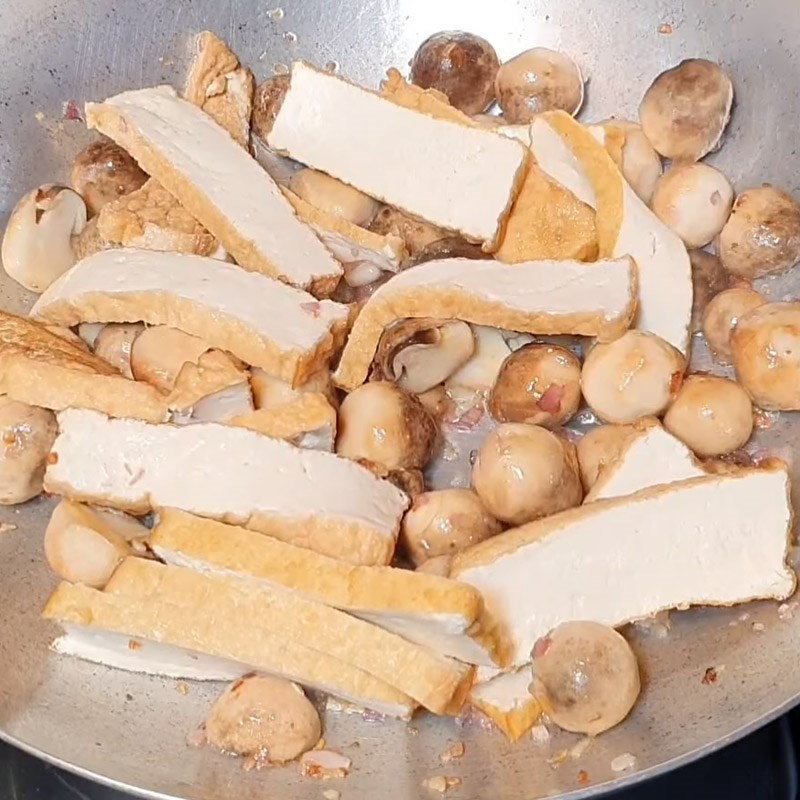 Bước 4 Xào nấm và đậu hũ Hủ tiếu bò kho chay