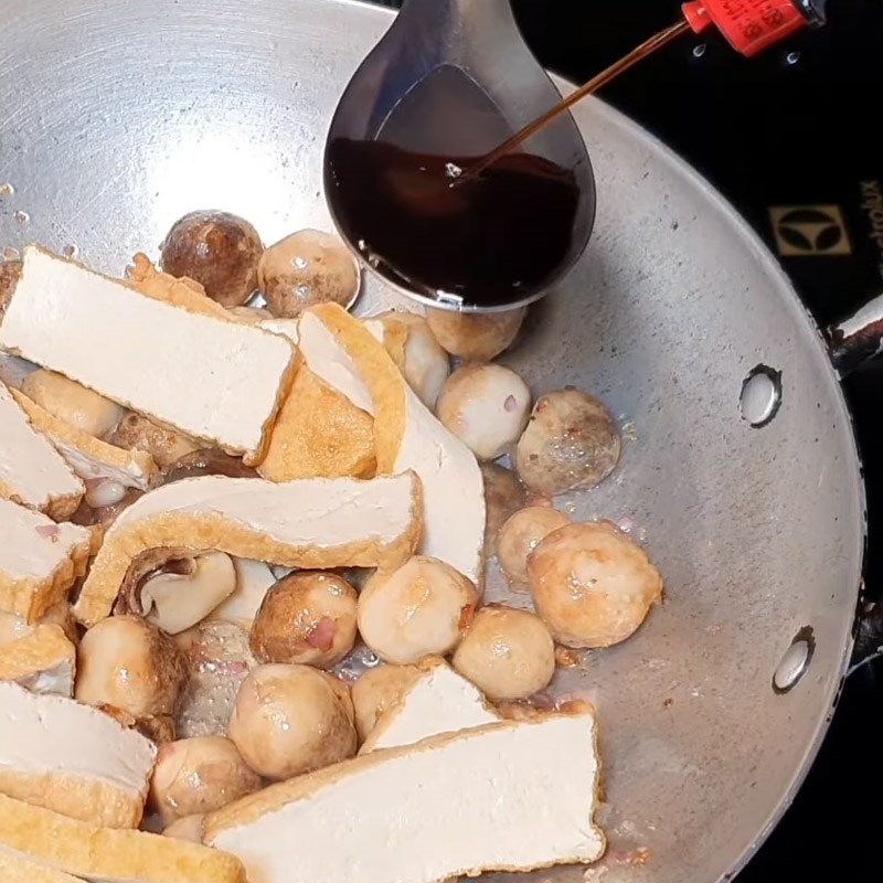 Bước 4 Xào nấm và đậu hũ Hủ tiếu bò kho chay