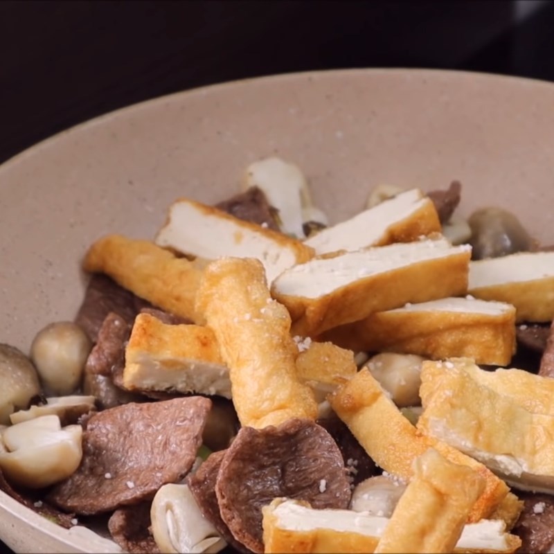 Bước 3 Xào nguyên liệu Phở chay bò lát