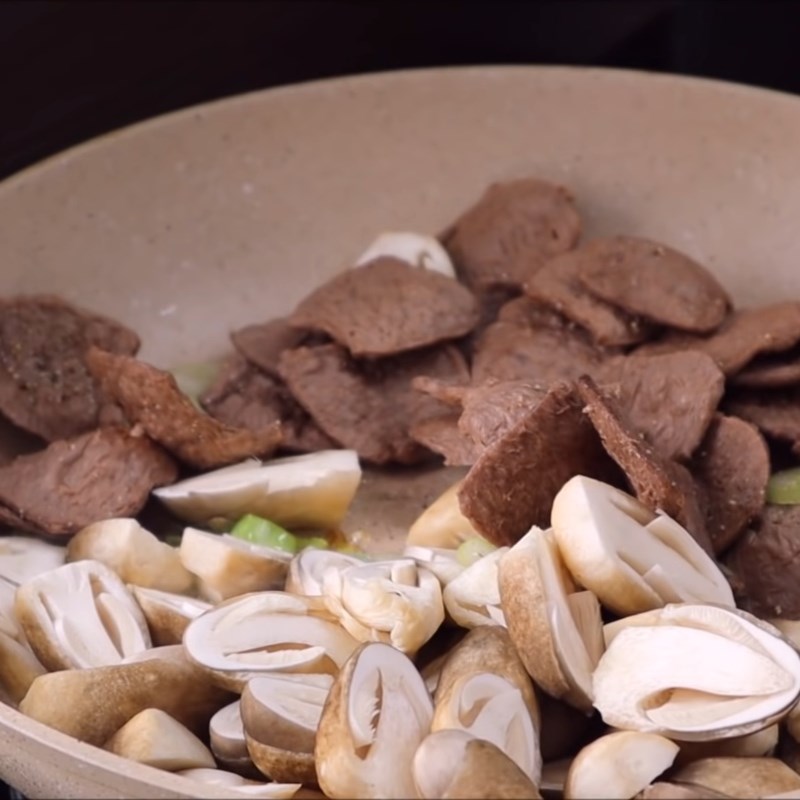 Bước 3 Xào nguyên liệu Phở chay bò lát