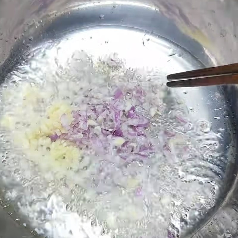 Bước 2 Xào nguyên liệu Bún cá mòi hộp