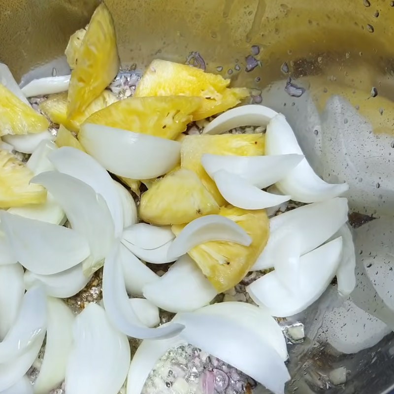 Bước 2 Xào nguyên liệu Bún cá mòi hộp
