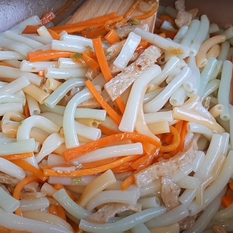 Bước 4 Xào nui Nui xào sườn non chay