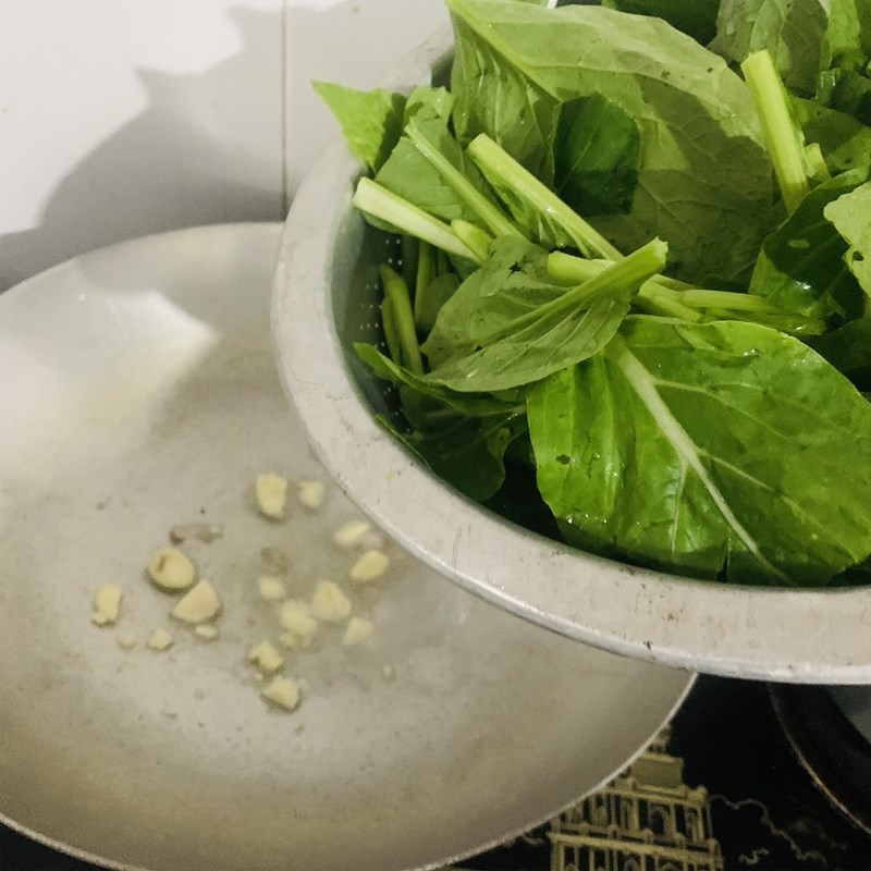 Bước 2 Xào rau Cải ngọt xào tỏi (công thức được chia sẻ từ người dùng)
