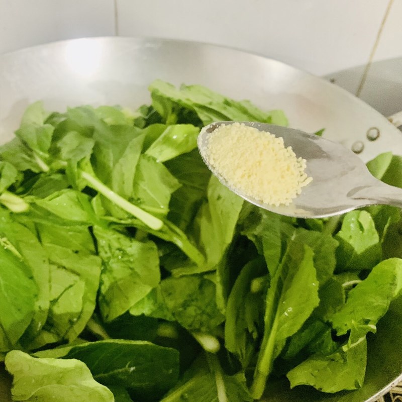 Bước 2 Xào rau Cải ngọt xào tỏi (công thức được chia sẻ từ người dùng)