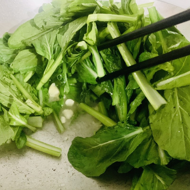 Bước 2 Xào rau Cải ngọt xào tỏi (công thức được chia sẻ từ người dùng)