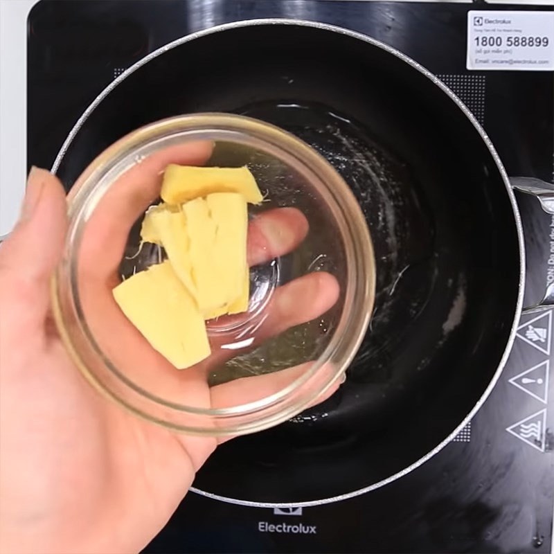 Bước 2 Xào sơ gân bò Gân bò hầm khoai tây cà rốt