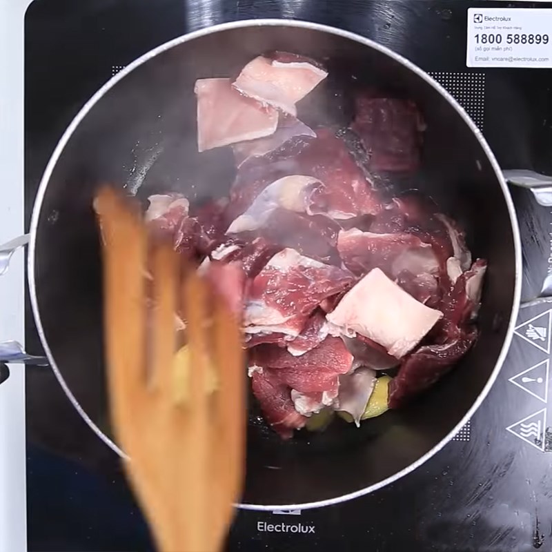 Bước 2 Xào sơ gân bò Gân bò hầm khoai tây cà rốt