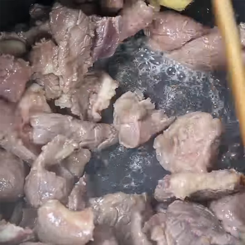 Bước 2 Xào sơ gân bò Gân bò hầm khoai tây cà rốt