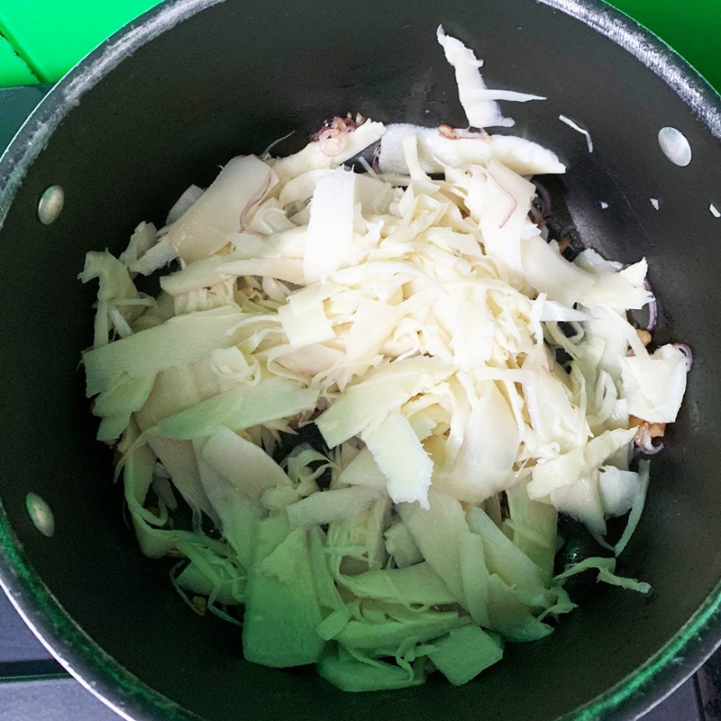 Bước 2 Xào sơ măng và sườn Bún măng xương heo