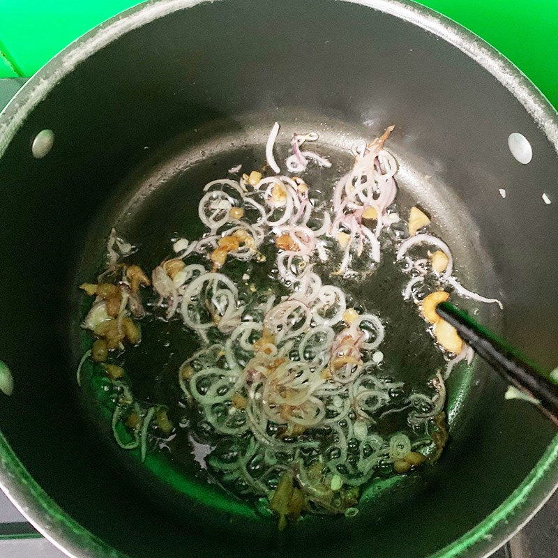 Bước 2 Xào sơ măng và sườn Bún măng xương heo