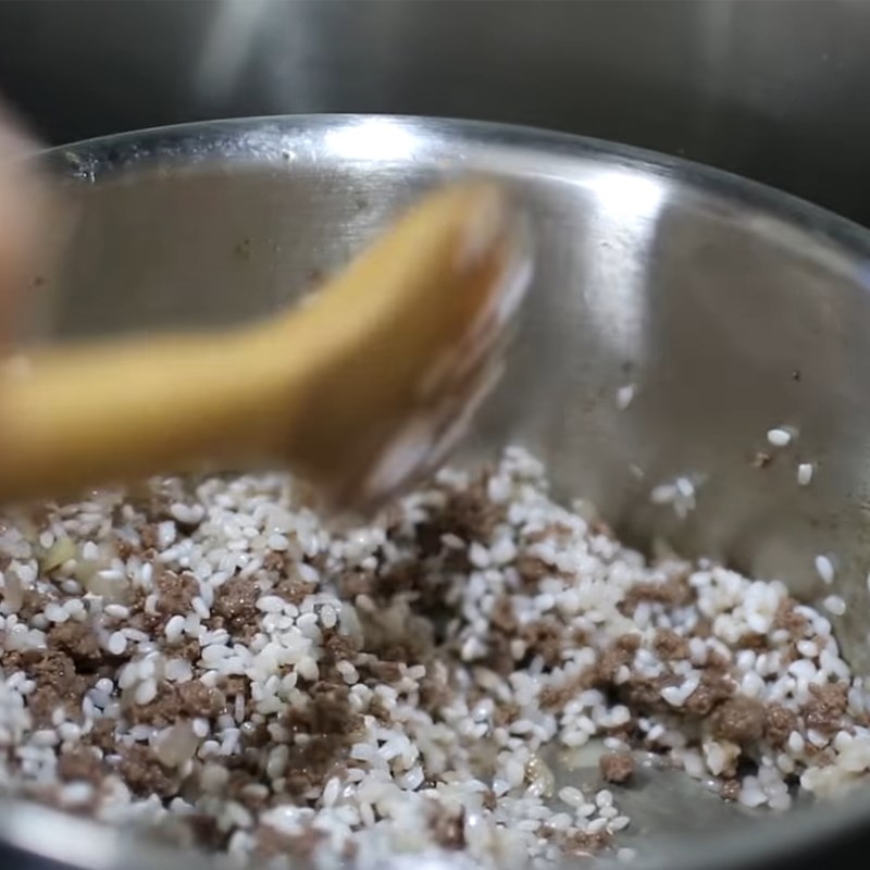 Bước 4 Xào các nguyên liệu Cháo thịt bò ngũ sắc