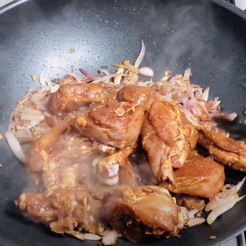 Bước 4 Xào sơ thịt gà Cà ri gà nấu sữa tươi