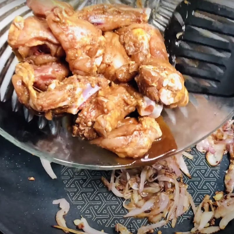 Bước 4 Xào sơ thịt gà Cà ri gà nấu sữa tươi