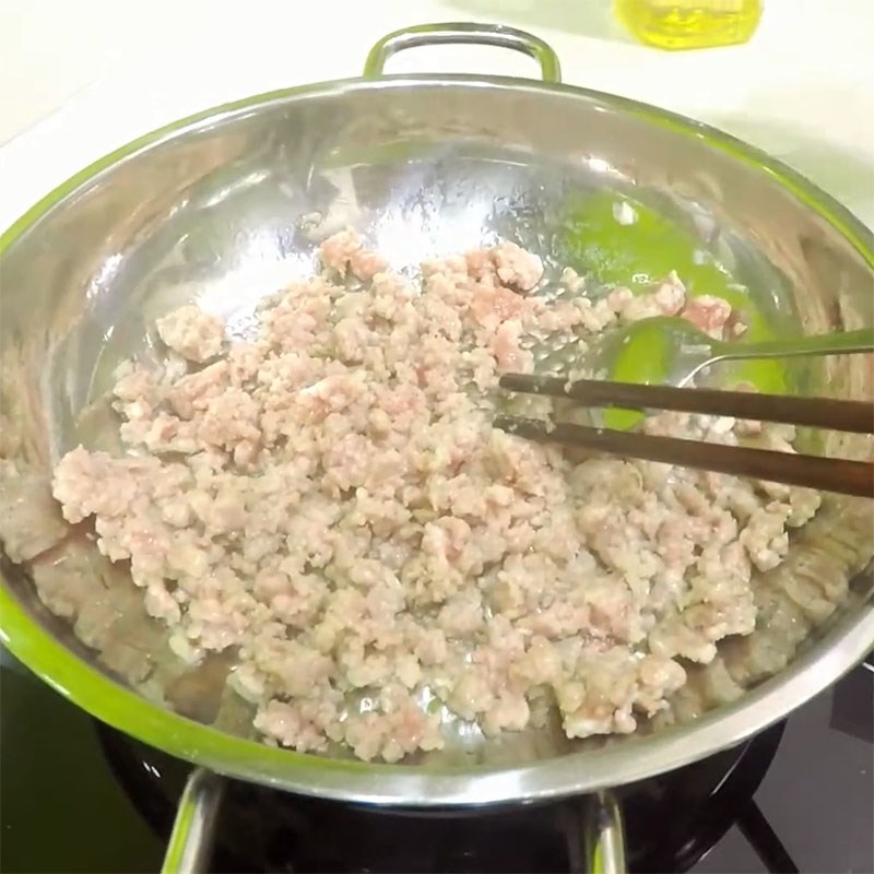 Bước 4 Xào thịt băm và nấm mèo Cháo sườn nấu bằng bột gạo