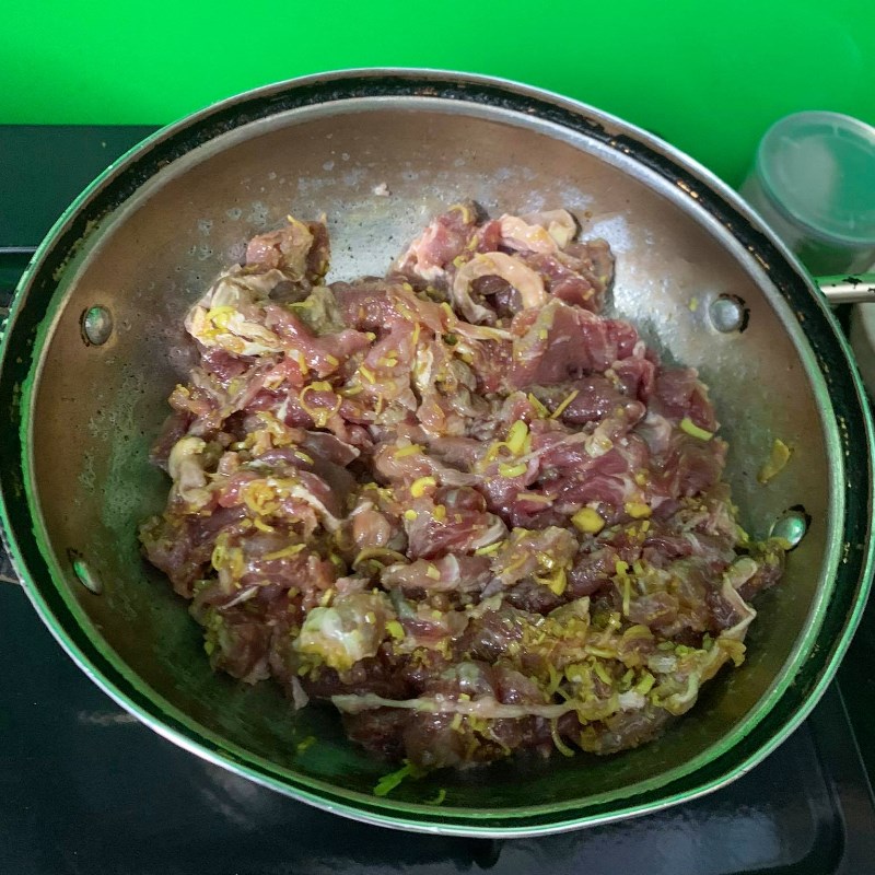 Bước 2 Xào thịt bò Bò xào sả nghệ