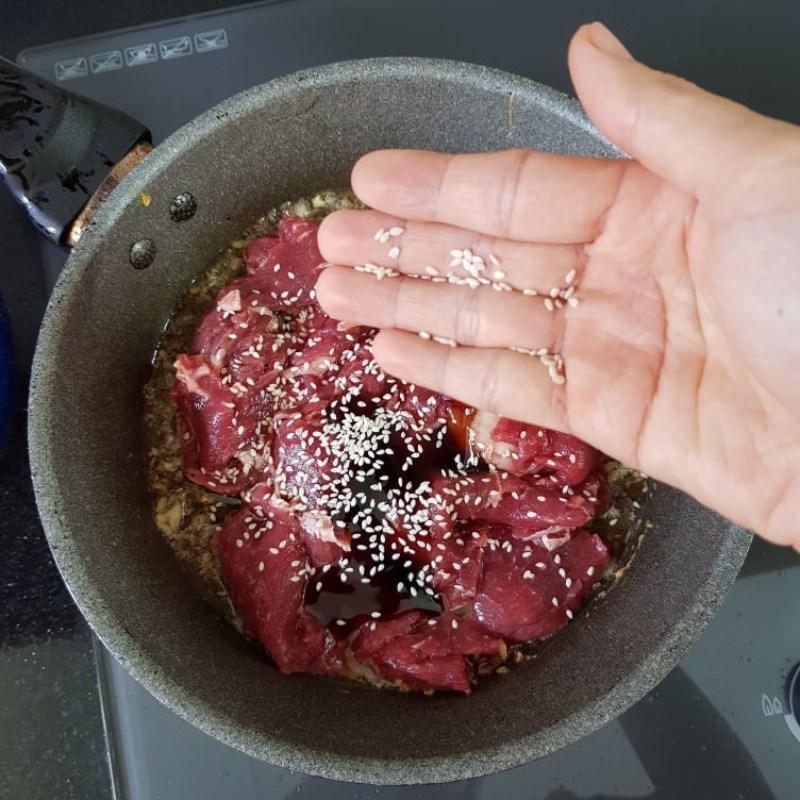 Bước 2 Xào thịt bò Thịt bò xào tỏi (công thức được chia sẻ từ người dùng)