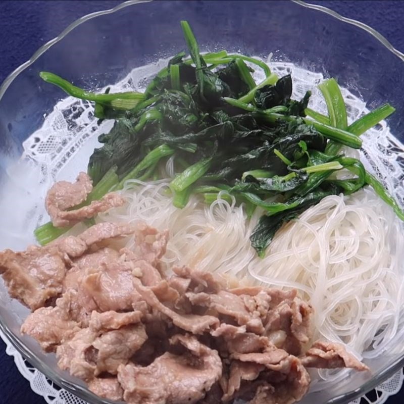Bước 6 Xào thịt bò và rau củ Miến trộn thịt bò