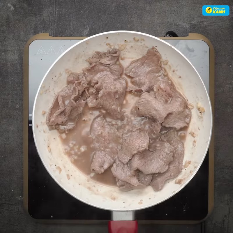 Bước 3 Xào thịt bò và xào cà rốt Miến trộn Hàn Quốc