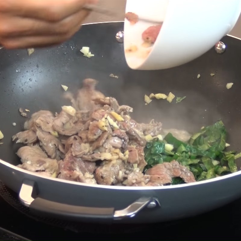 Bước 5 Xào thịt bò với lá lốt Thịt bò xào lá lốt