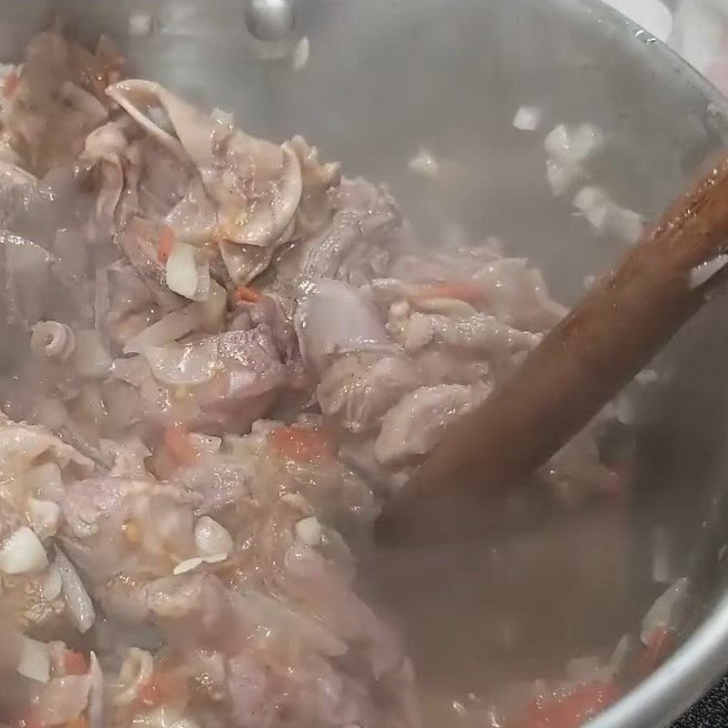 Bước 4 Xào thịt bò với nguyên liệu Bò sốt vang kiểu Pháp