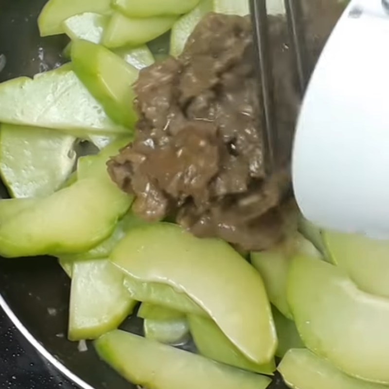 Bước 3 Xào thịt bò với su su Su su xào thịt bò