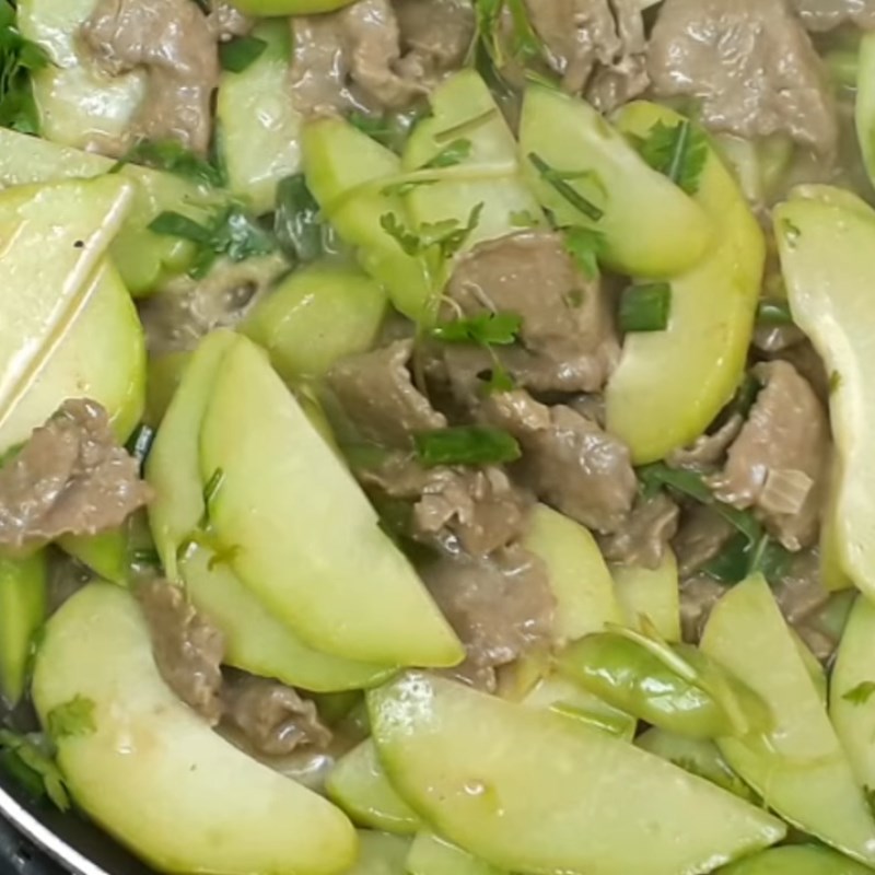 Bước 3 Xào thịt bò với su su Su su xào thịt bò