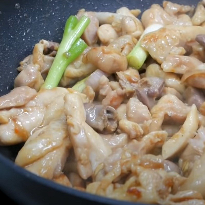 Bước 5 Xào thịt gà Mì xào gà chua cay